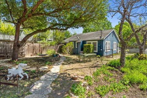$885,000 | 1910 Kinney Avenue, Austin, TX 78704