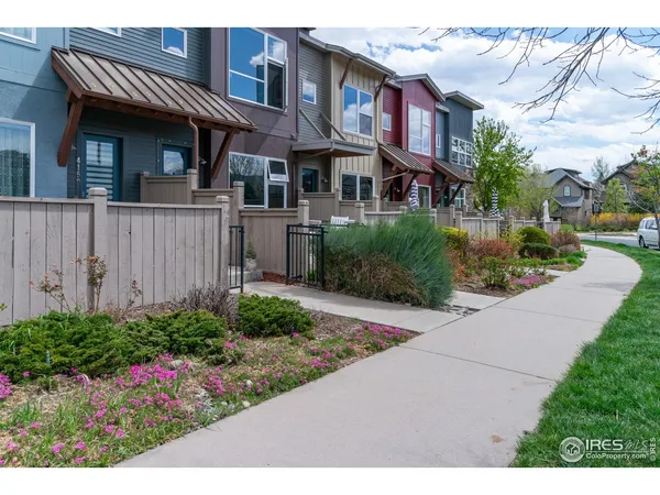 a view of multiple houses with a yard