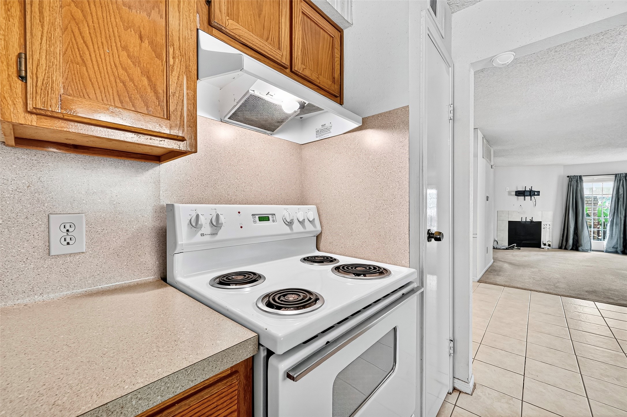 1515 Sandy Springs Road, Unit 3001 Houston, TX 77042 - Photo 11 of 28 a kitchen with a stove and a refrigerator