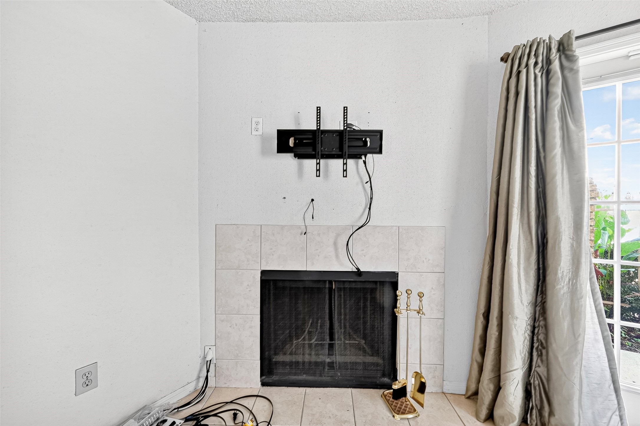 1515 Sandy Springs Road, Unit 3001 Houston, TX 77042 - Photo 12 of 28 a room with a table and a chandelier