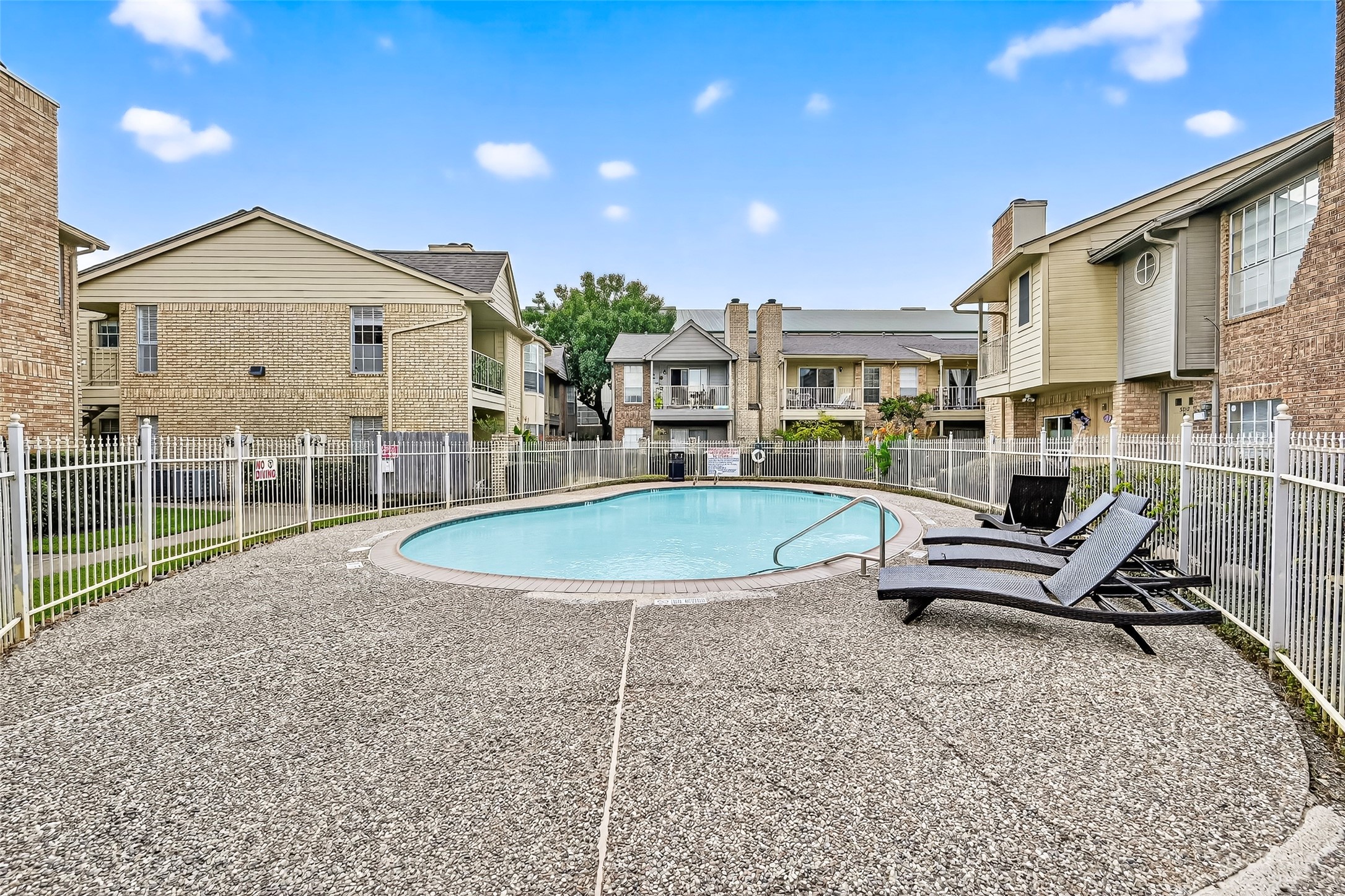 1515 Sandy Springs Road, Unit 3001 Houston, TX 77042 - Photo 25 of 28 a view of a house with backyard and sitting area
