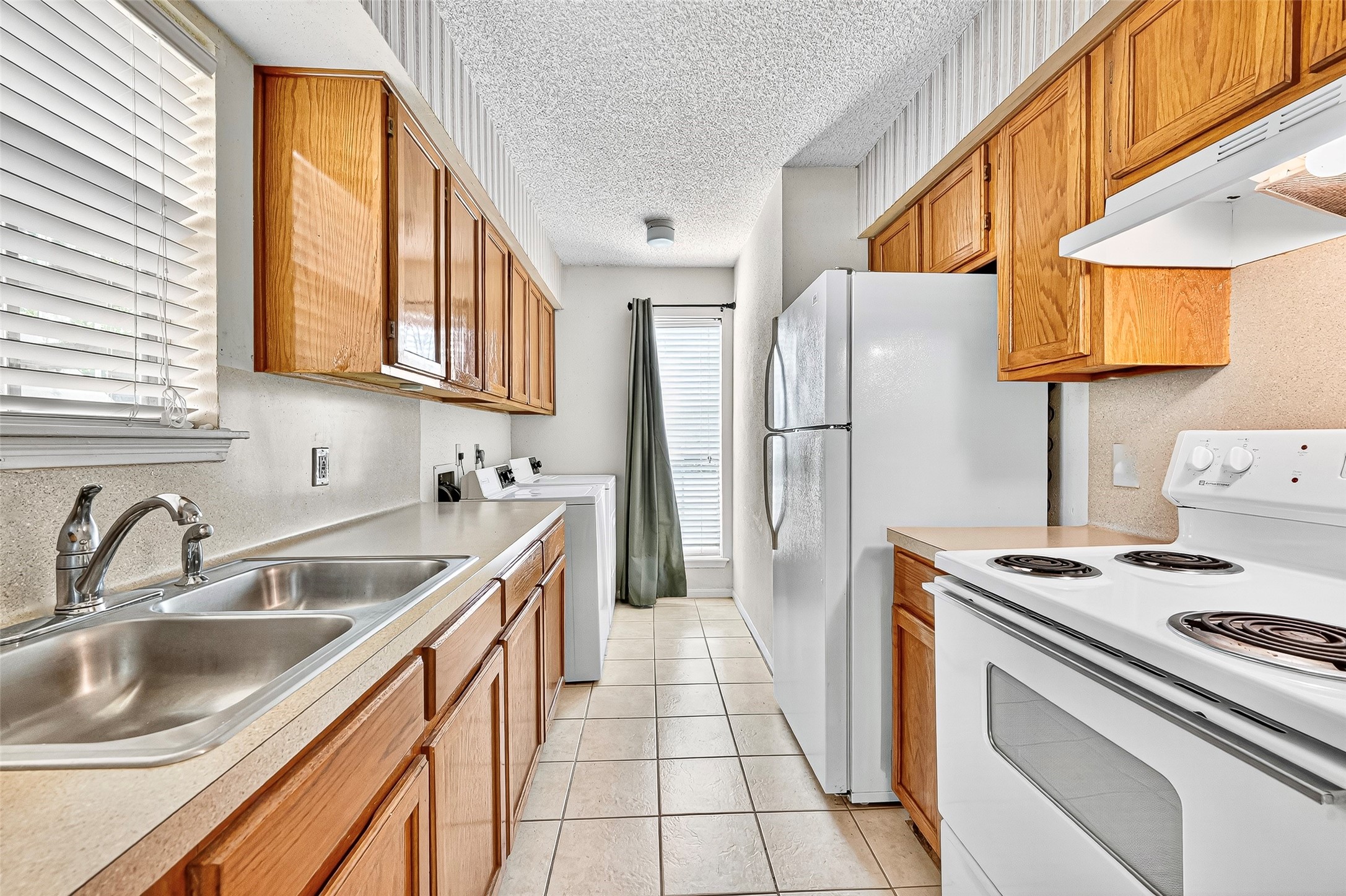 1515 Sandy Springs Road, Unit 3001 Houston, TX 77042 - Photo 3 of 28 a kitchen with a sink stove and refrigerator