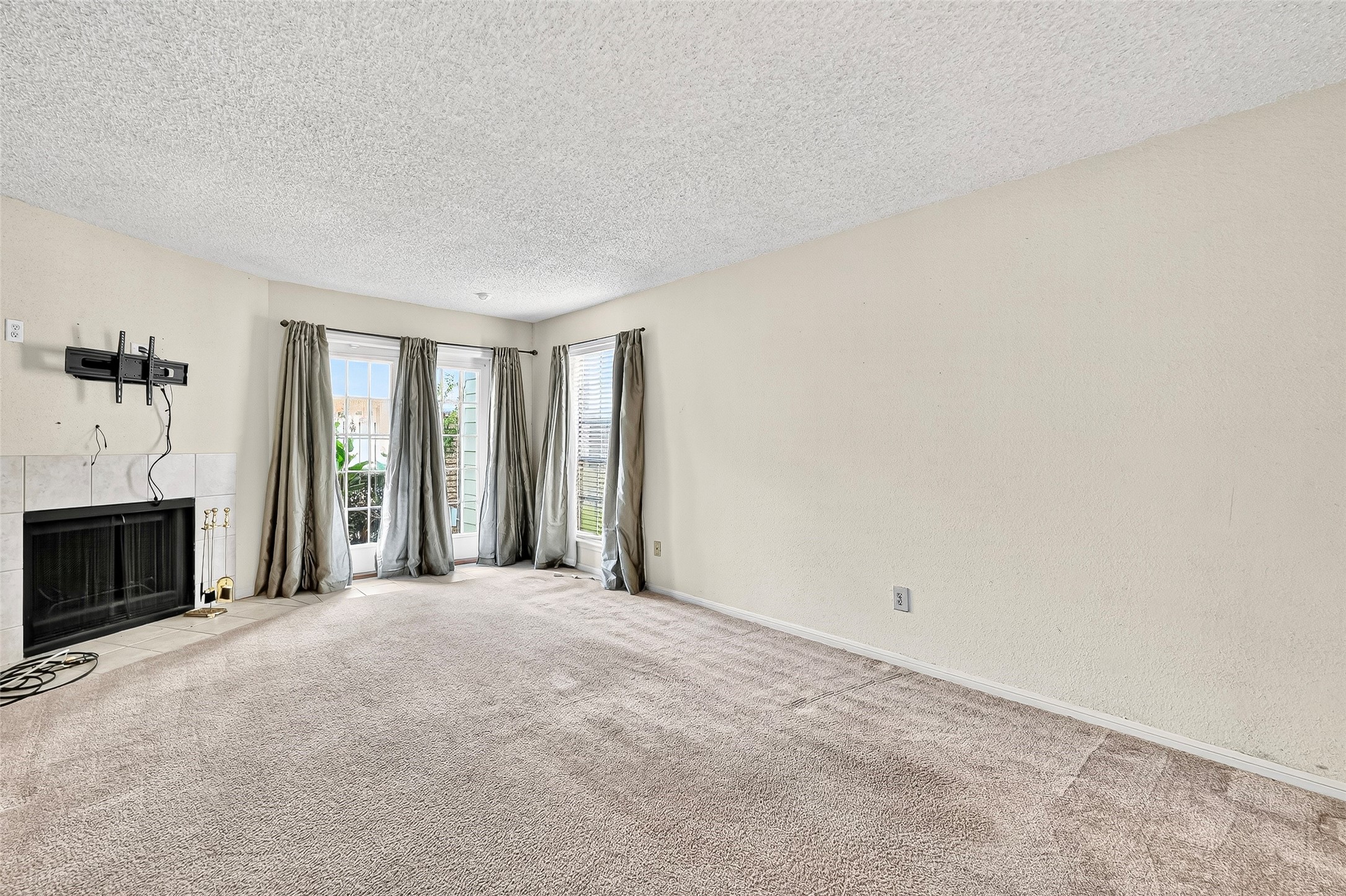 1515 Sandy Springs Road, Unit 3001 Houston, TX 77042 - Photo 5 of 28 a view of a livingroom with an empty space and a fireplace