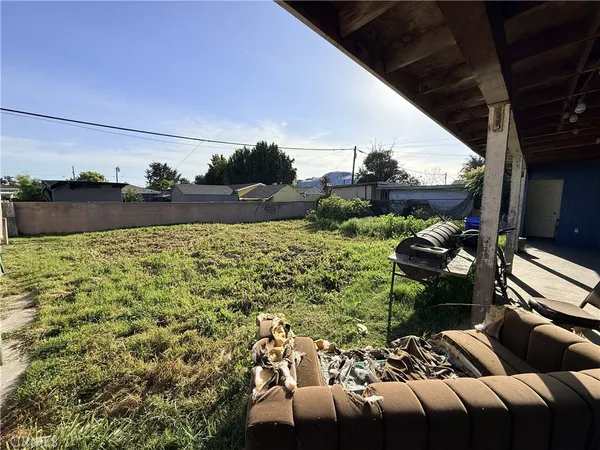 a view of a back yard