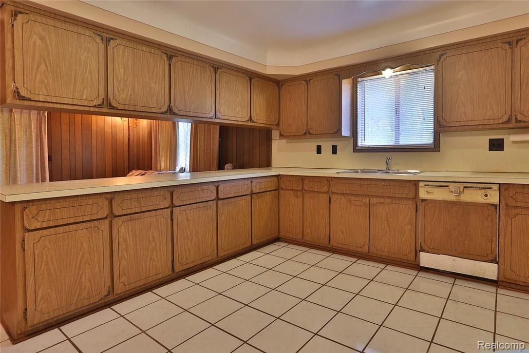 23490 King Road Trenton, MI 48183 - Photo 4 of 23 A lot of cabinet space in the kitchen!