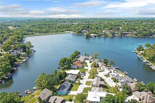 $1,850,000 | 223 North Shore Drive, Lake Waukomis, MO 64151