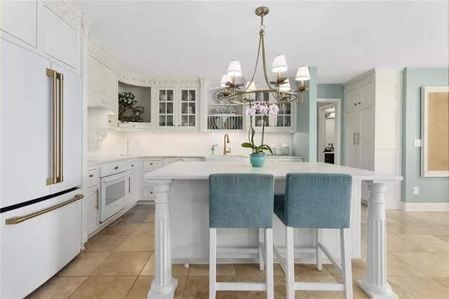 $1,850,000 | 223 North Shore Drive, Lake Waukomis, MO 64151