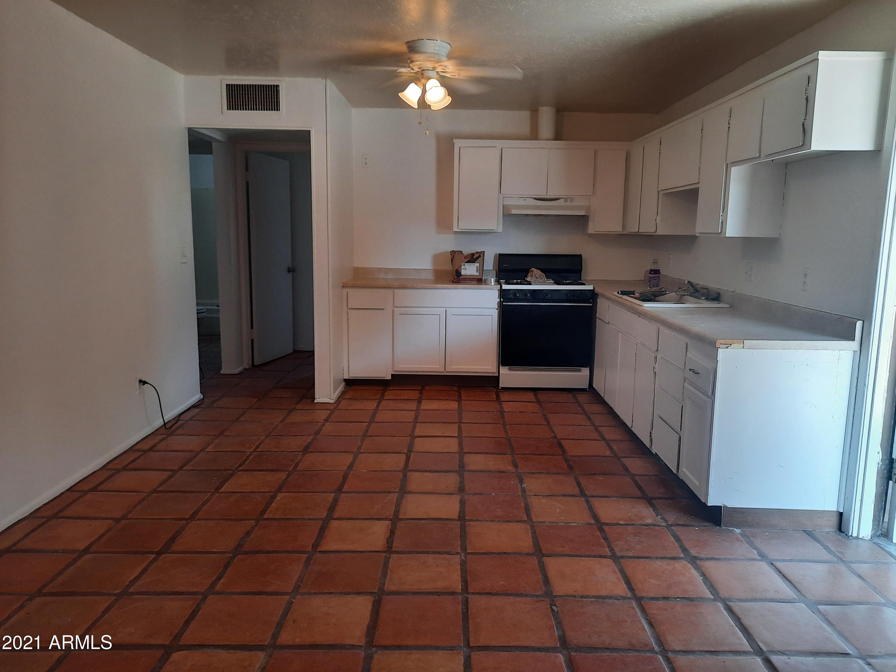445 Jamestown Road Kearny, AZ 85137 - Photo 4 of 14 Kitchen