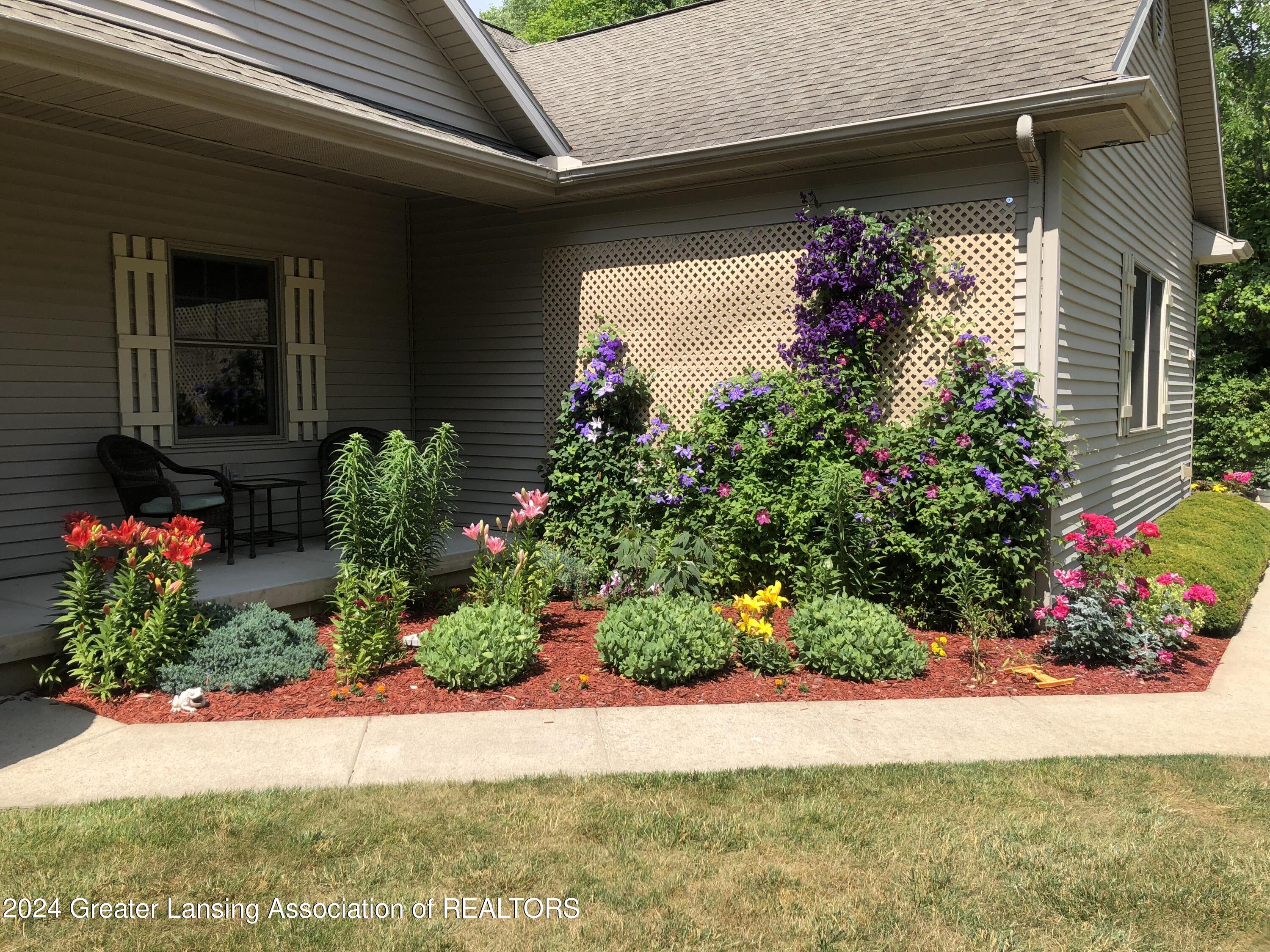 3848 Sandhill Road Lansing, MI 48911 - Photo 3 of 33 Landscaping During Summer Months