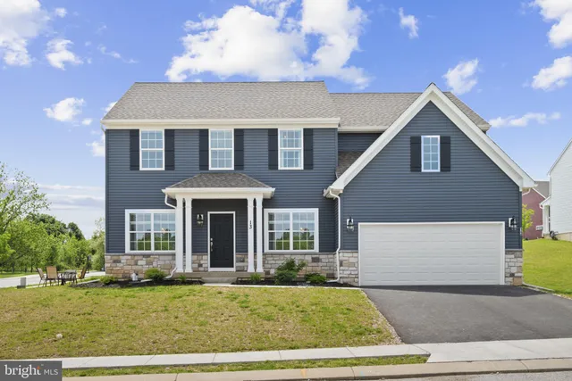 a view of a yard in front of a house