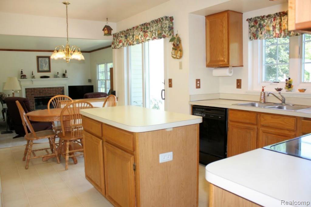 1724 Ridgecrest Rochester, MI 48306 - Photo 10 of 23 KT2.jpg