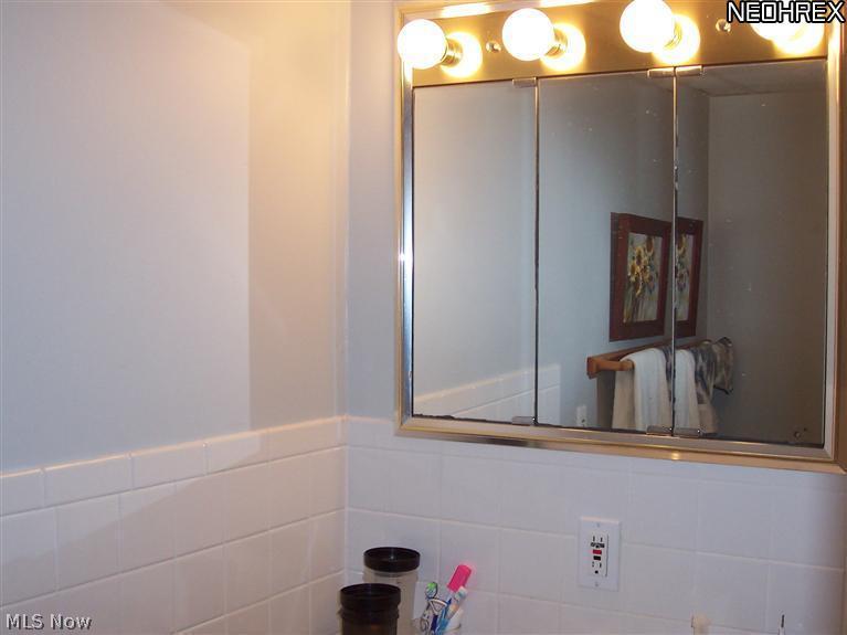 1414 Remsen Road Medina, OH 44256 - Photo 18 of 25 Full bathroom #3 on the lower level with family room and bedroom #4.