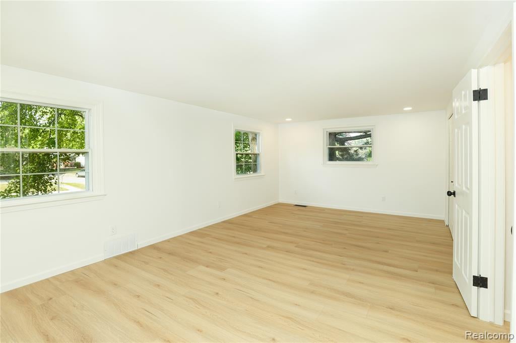 24095 Farmington Road Farmington, MI 48336 - Photo 21 of 51 Gallery Image 21