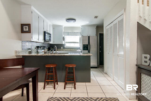 200 Parma Drive, Unit I2 Daphne, AL 36526 - Photo 8 of 23 Breakfast Bar