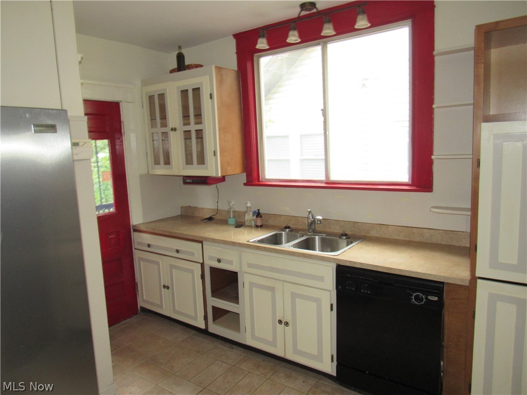 1686 Lee Road Cleveland, OH 44118 - Photo 6 of 24