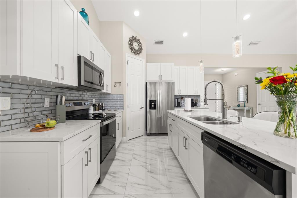 2009 Flower Terrace Sebring, FL 33875 - Photo 6 of 60