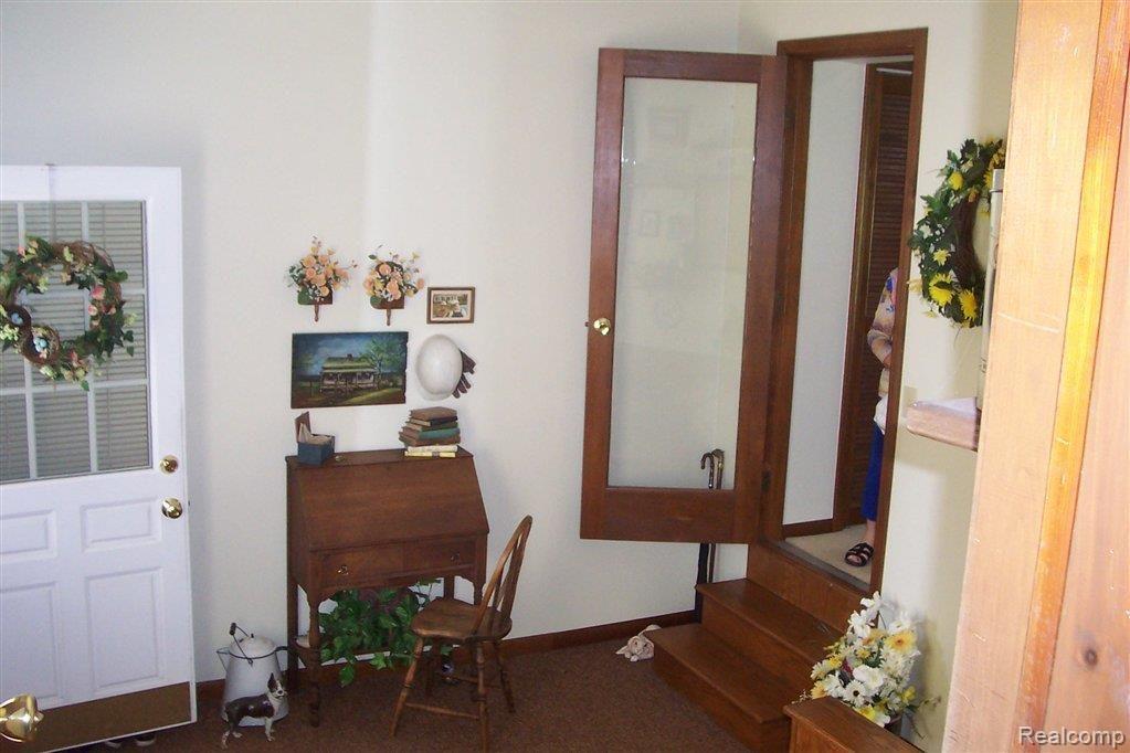4175 Rural Street Waterford, MI 48329 - Photo 11 of 19 BREEZEWAY