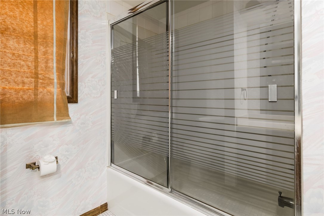 5180 Etna Road Columbus, OH 43213 - Photo 34 of 50 2nd level shared bathroom