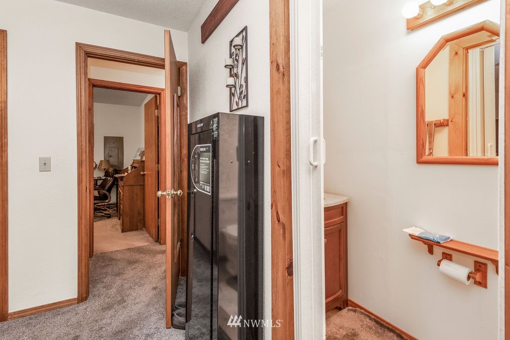 664 Mill Creek Road Longview, WA 98632 - Photo 15 of 22 a view of hallway with hallway and wooden floor