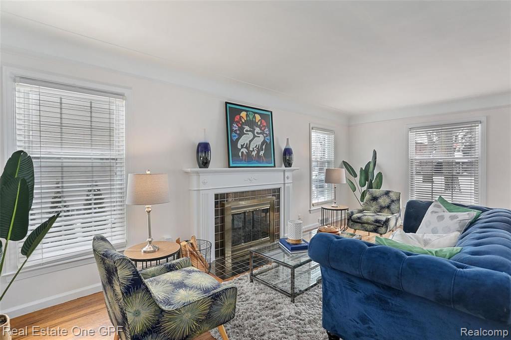 1094 Roslyn Road Grosse Pointe Woods, MI 48236 - Photo 4 of 41