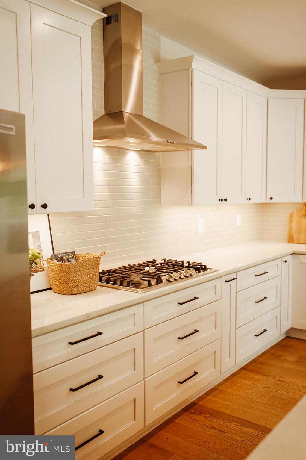 7615 Woodville Road Mount Airy, MD 21771 - Photo 12 of 26 5 burner gas range and hood