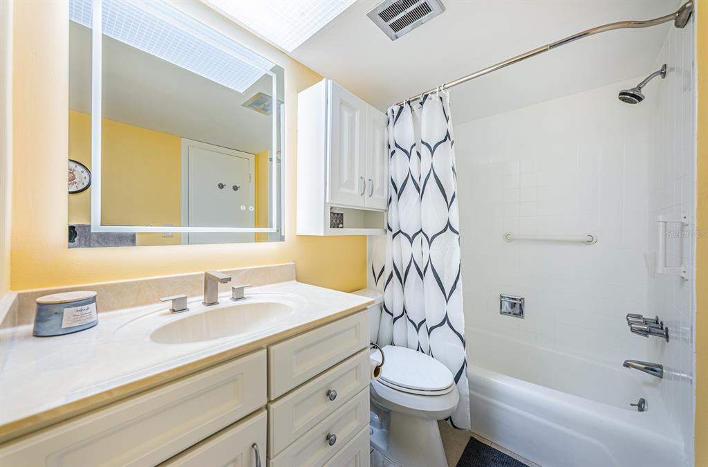 4725 Cove Circle, Unit 604 St. Petersburg, FL 33708 - Photo 21 of 53 a bathroom with a sink a toilet and a bathtub
