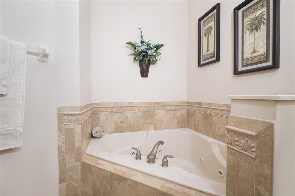 202 Lourdan Court DeBary, FL 32713 - Photo 23 of 38 a bathroom with a bathtub