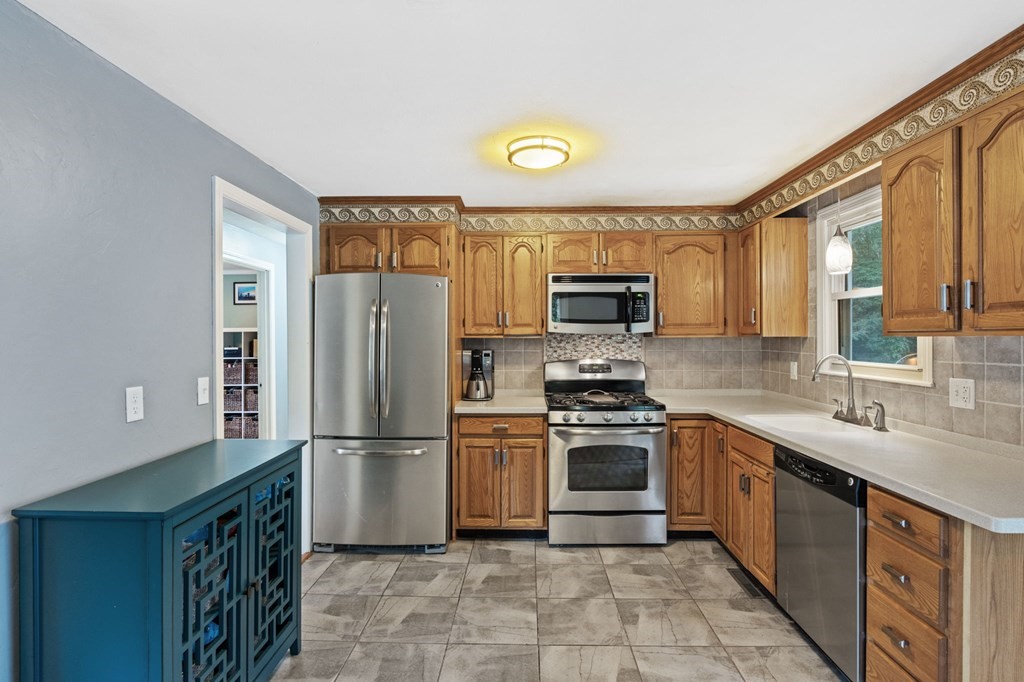 31 Kensington Road Norton, MA 02766 - Photo 8 of 26 Gallery Image 8
