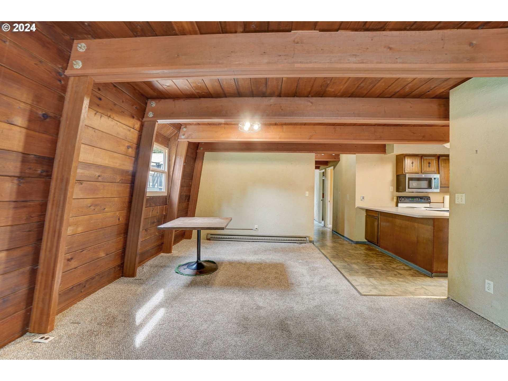 2162 East Loop Road Stevenson, WA 98648 - Photo 13 of 48 a living room with a couch