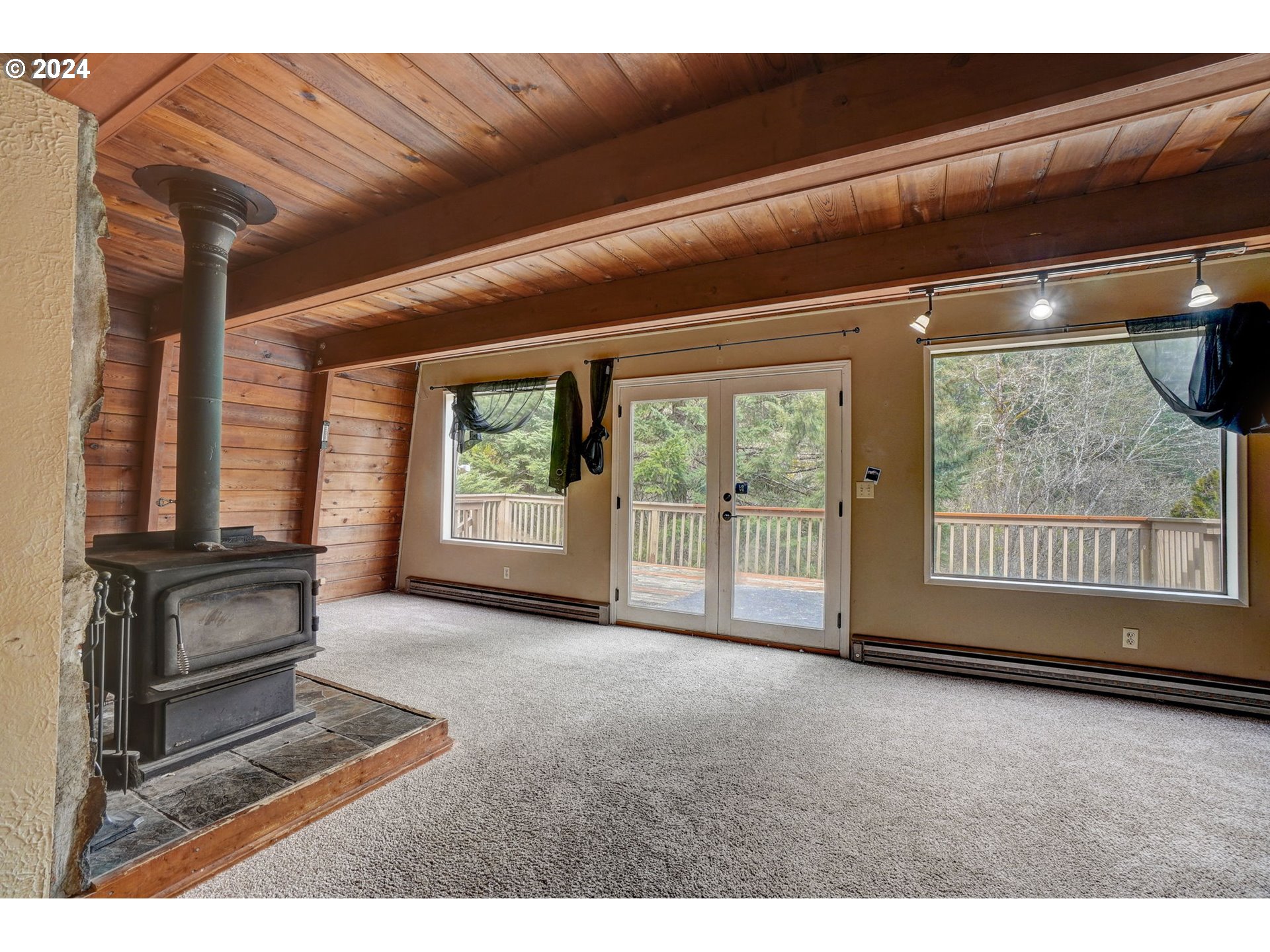 2162 East Loop Road Stevenson, WA 98648 - Photo 14 of 48 a view of an empty room and a window