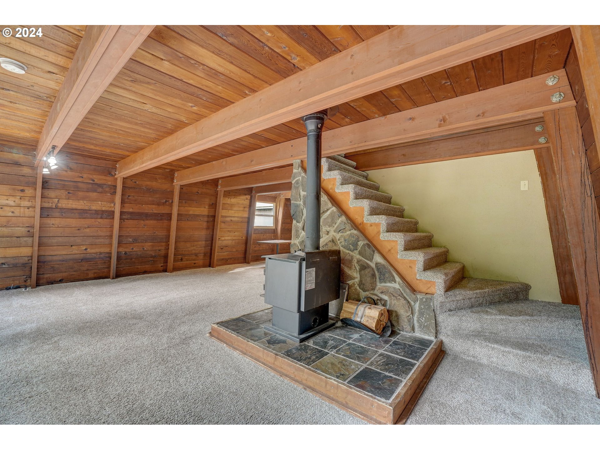 2162 East Loop Road Stevenson, WA 98648 - Photo 15 of 48 a view of an empty room with stairs