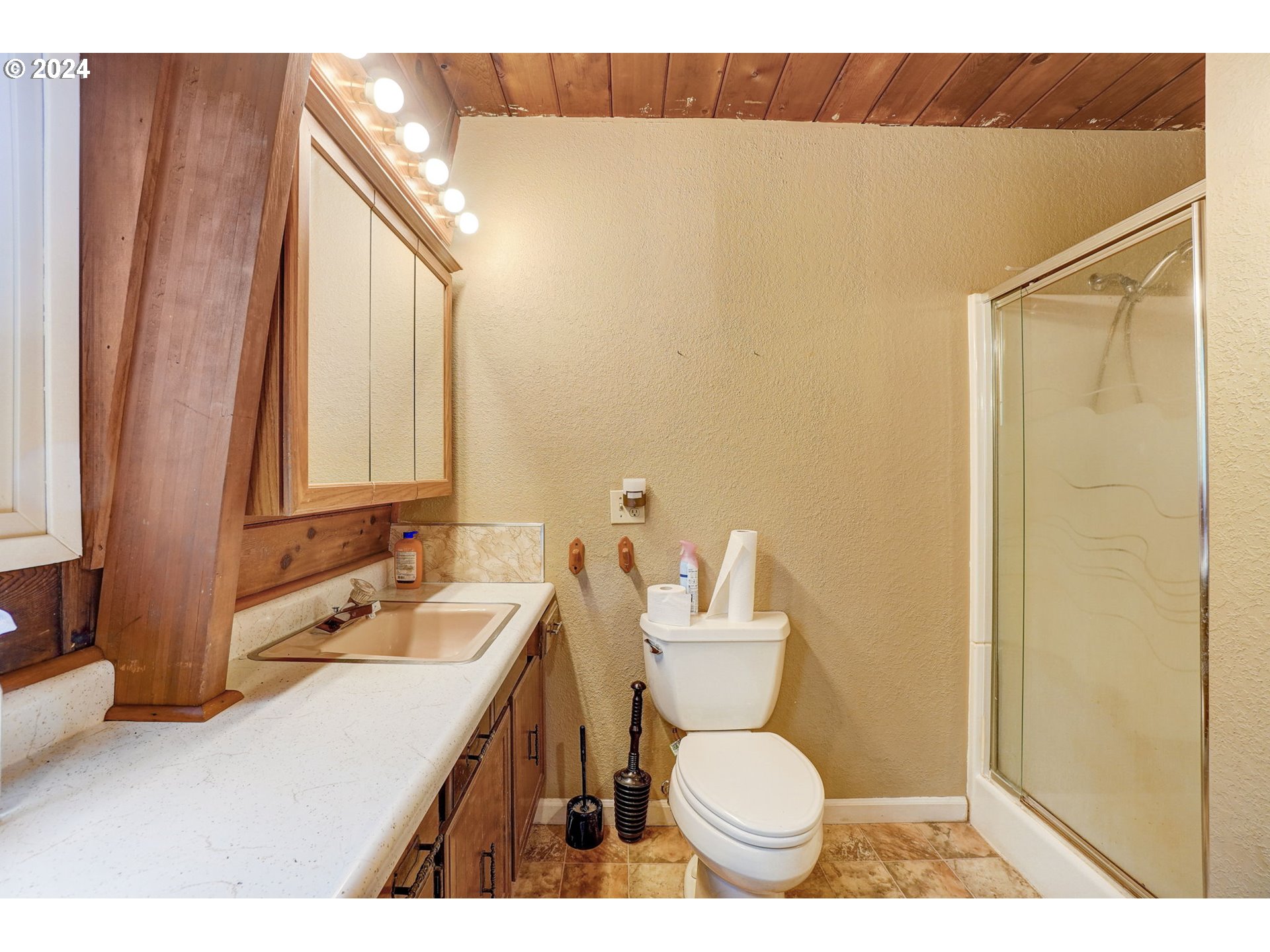 2162 East Loop Road Stevenson, WA 98648 - Photo 20 of 48 a bathroom with a sink toilet and shower