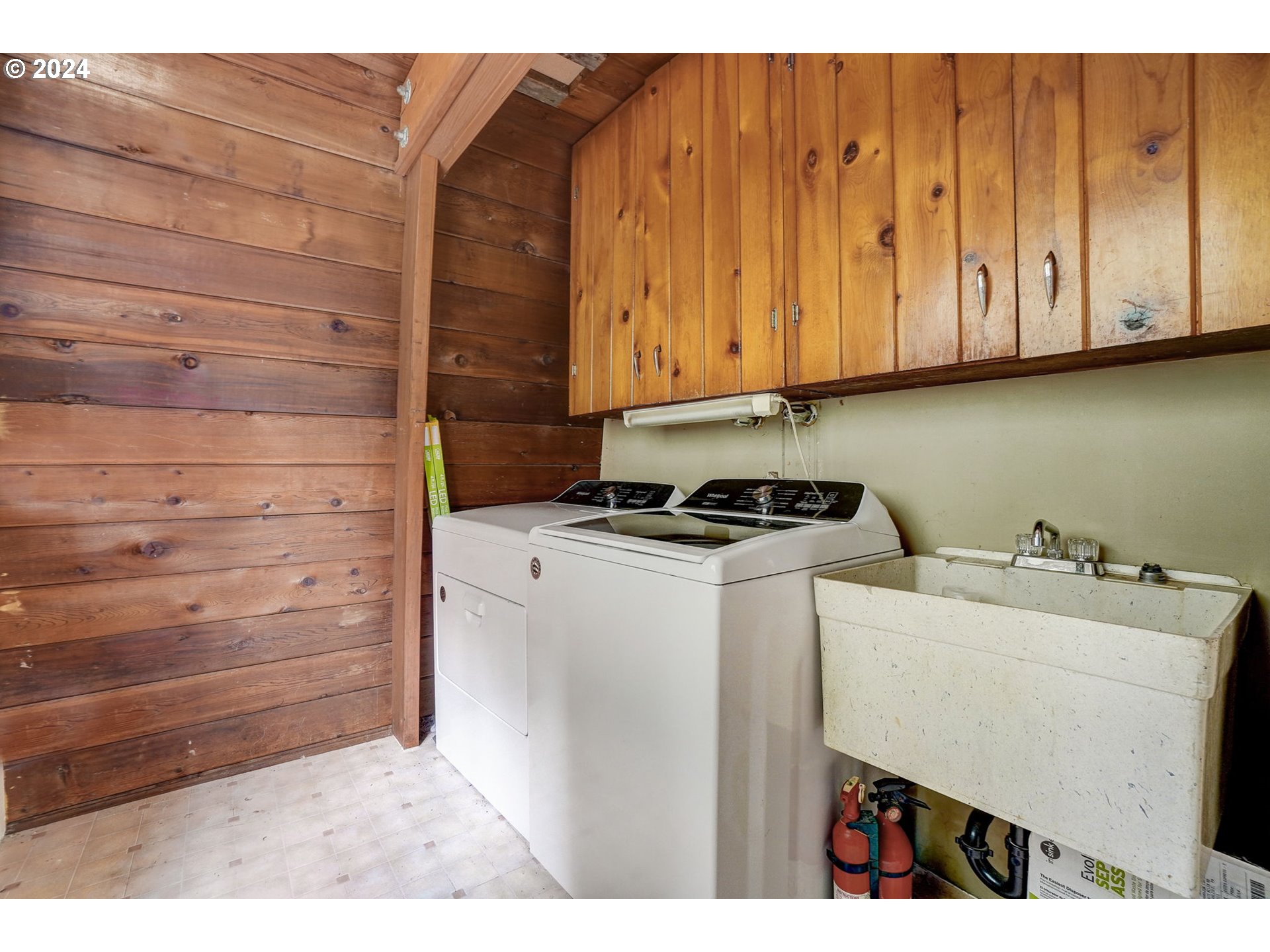 2162 East Loop Road Stevenson, WA 98648 - Photo 21 of 48 a utility room with dryer and washer