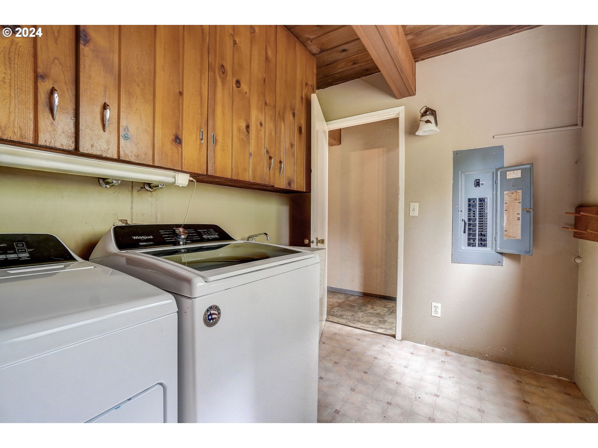 2162 East Loop Road Stevenson, WA 98648 - Photo 22 of 48 a utility room with dryer and washer