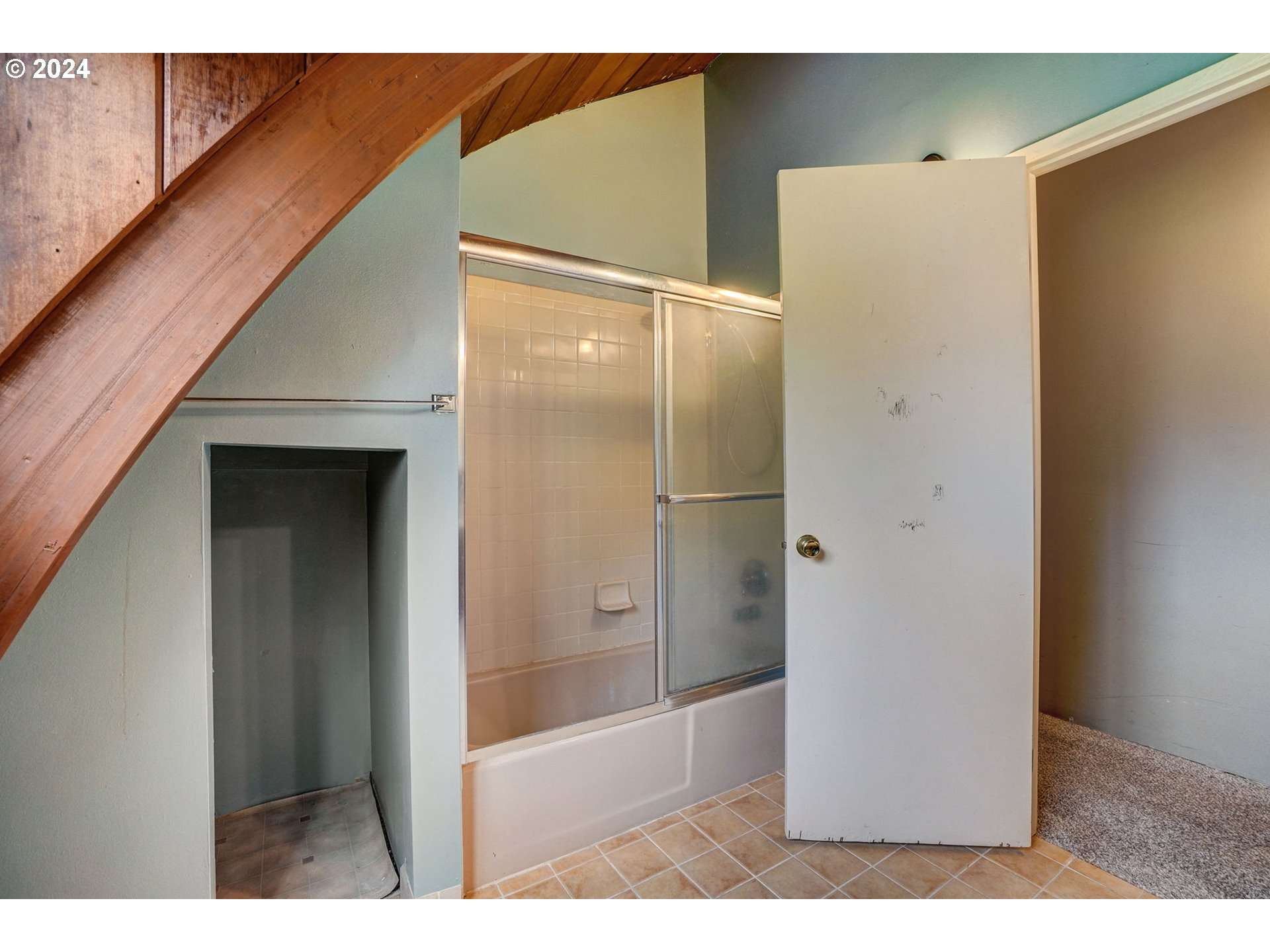 2162 East Loop Road Stevenson, WA 98648 - Photo 27 of 48 a bathroom with a glass shower door