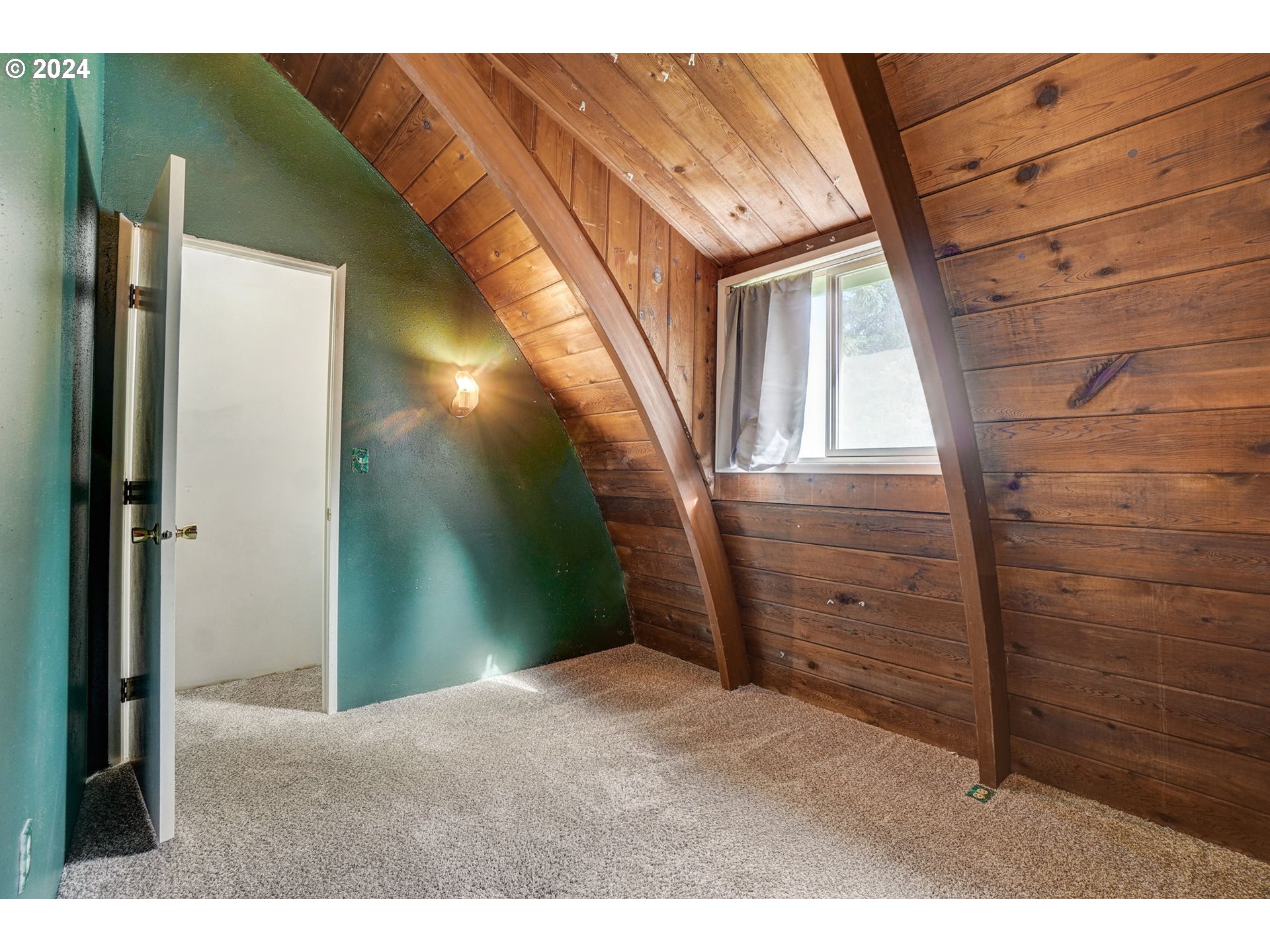 2162 East Loop Road Stevenson, WA 98648 - Photo 28 of 48 a view of a hallway