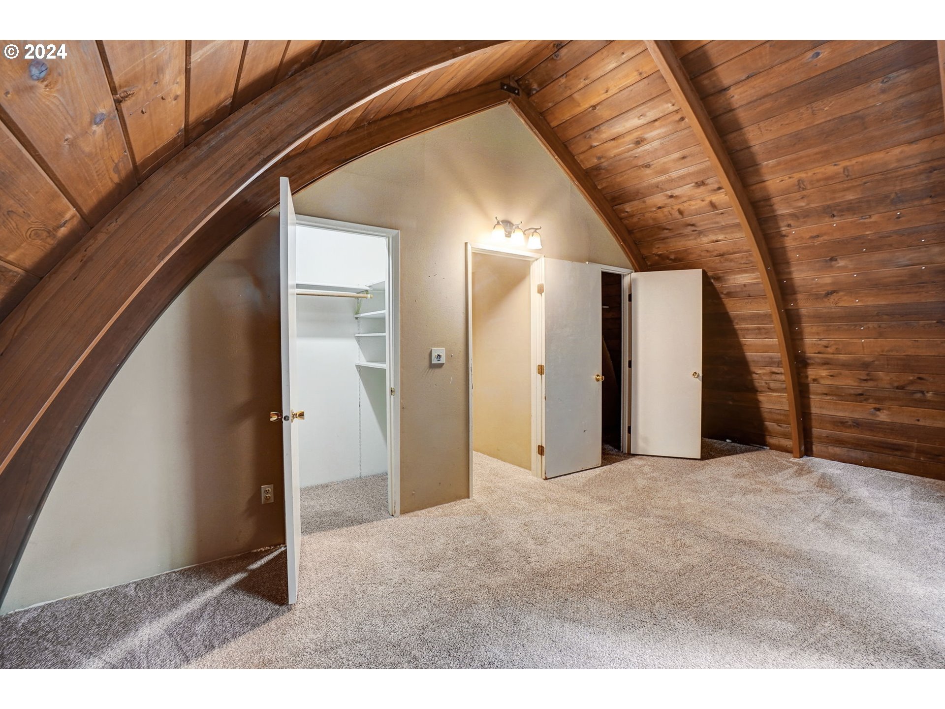 2162 East Loop Road Stevenson, WA 98648 - Photo 31 of 48 a view of a livingroom with an entryway