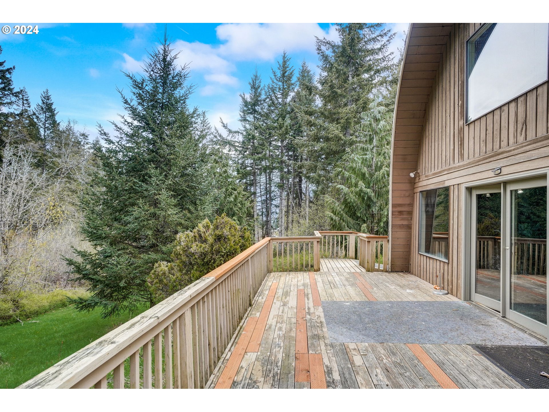 2162 East Loop Road Stevenson, WA 98648 - Photo 32 of 48 a view of balcony with two chairs and wooden fence