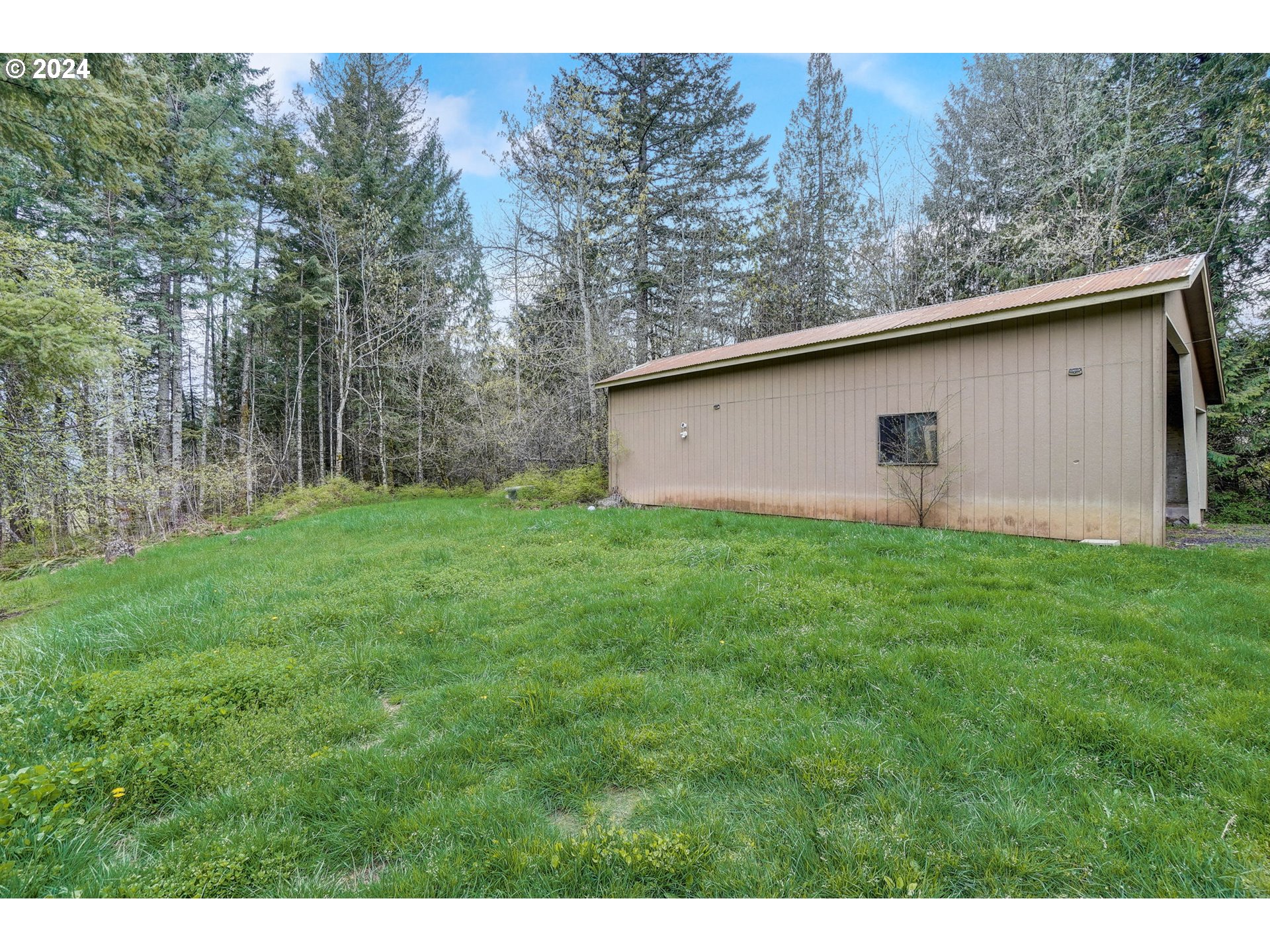 2162 East Loop Road Stevenson, WA 98648 - Photo 36 of 48 a backyard of a house with lots of green space