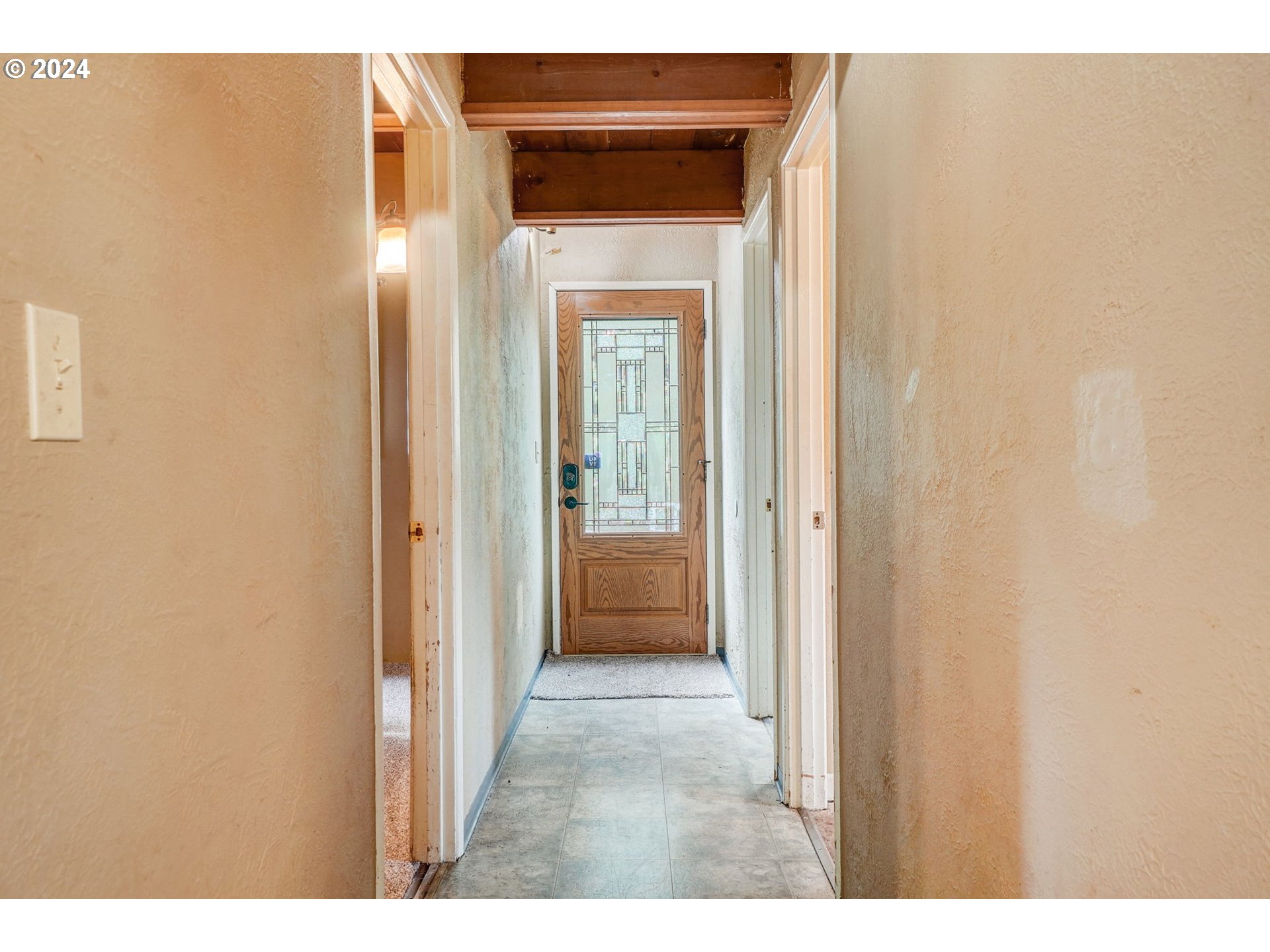 2162 East Loop Road Stevenson, WA 98648 - Photo 5 of 48 a view of a hallway with wooden floor and a door