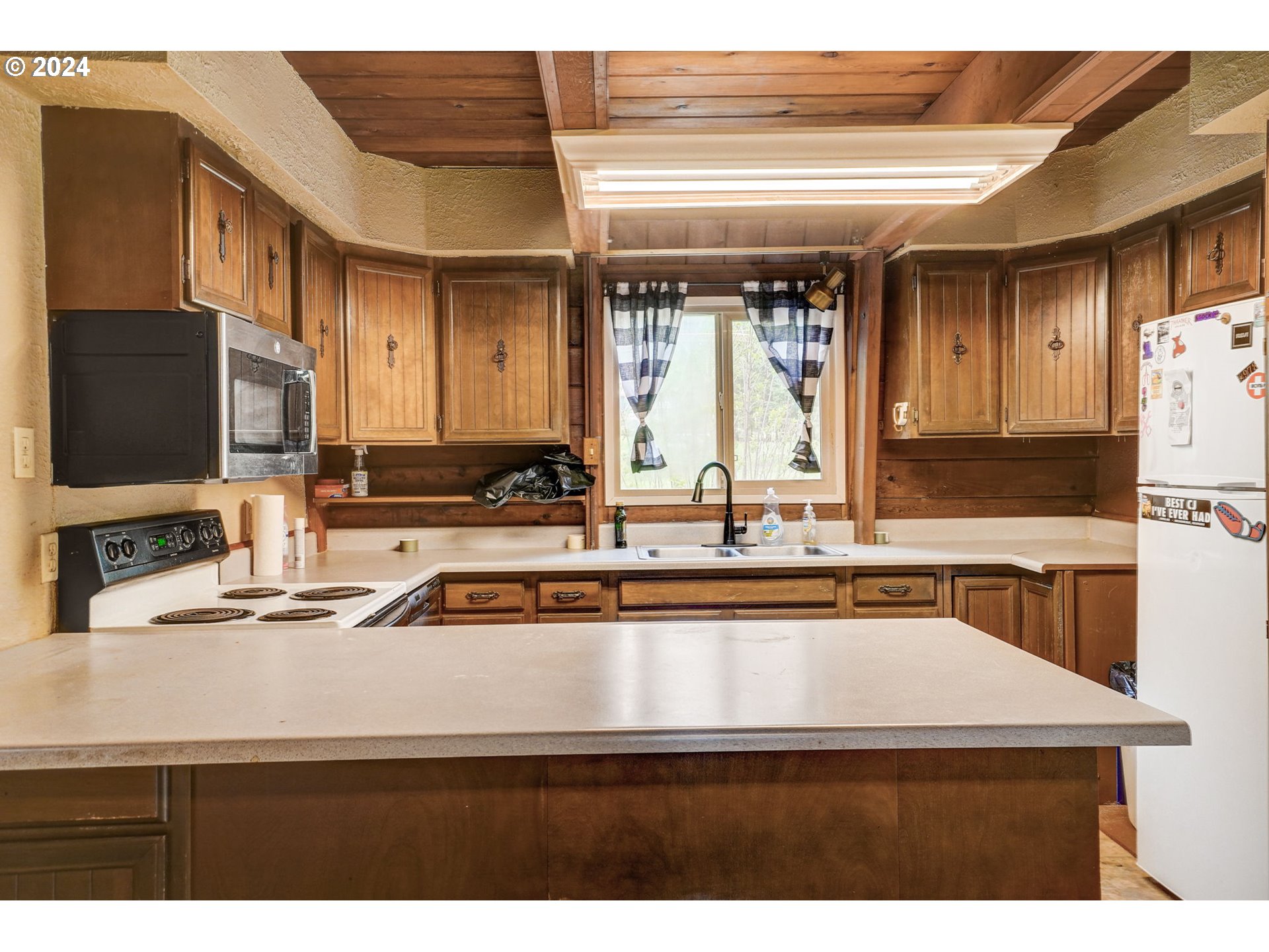 2162 East Loop Road Stevenson, WA 98648 - Photo 6 of 48 a kitchen with a sink a stove and a refrigerator