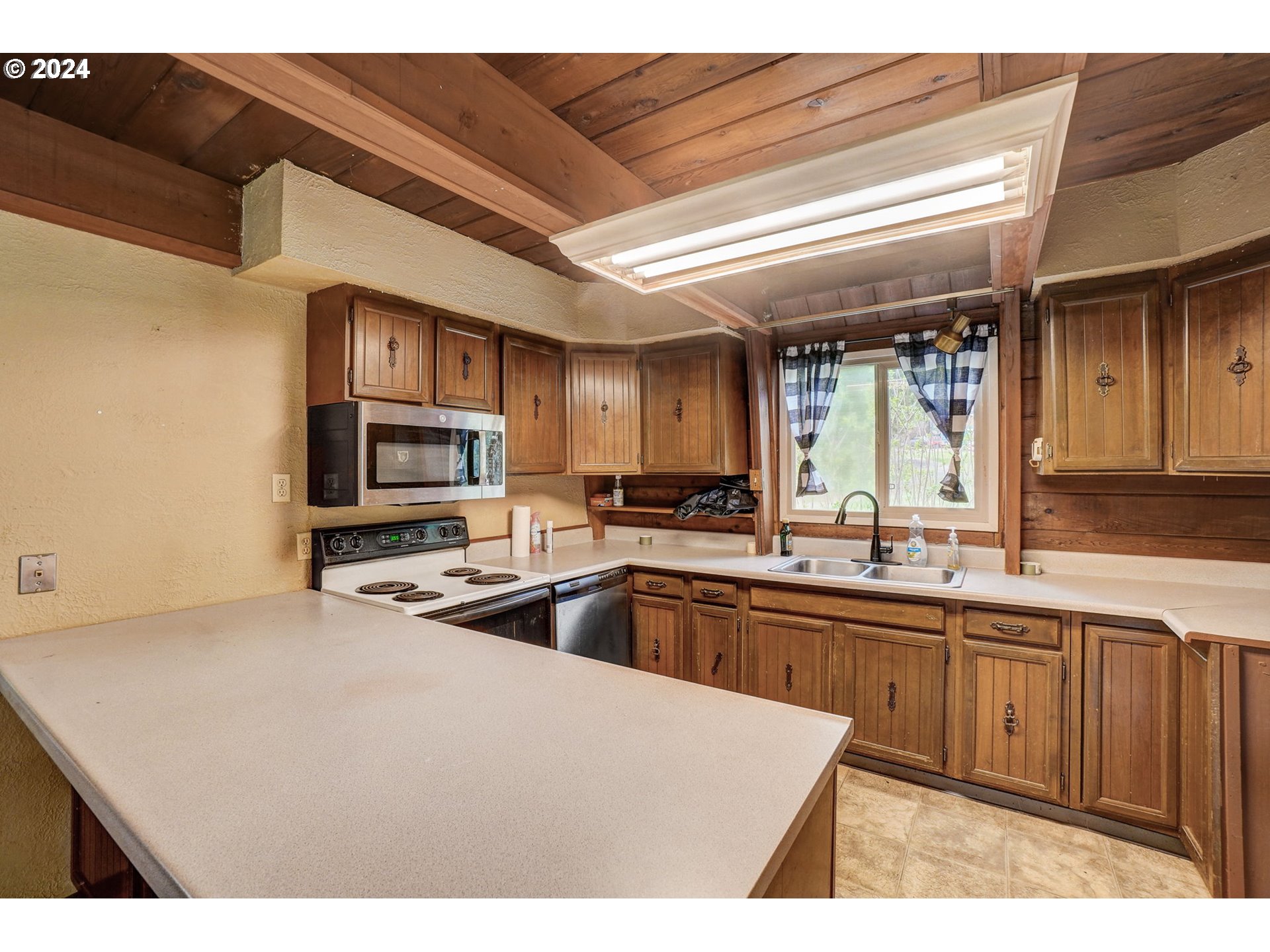 2162 East Loop Road Stevenson, WA 98648 - Photo 7 of 48 a kitchen with stainless steel appliances granite countertop a sink a stove and cabinets