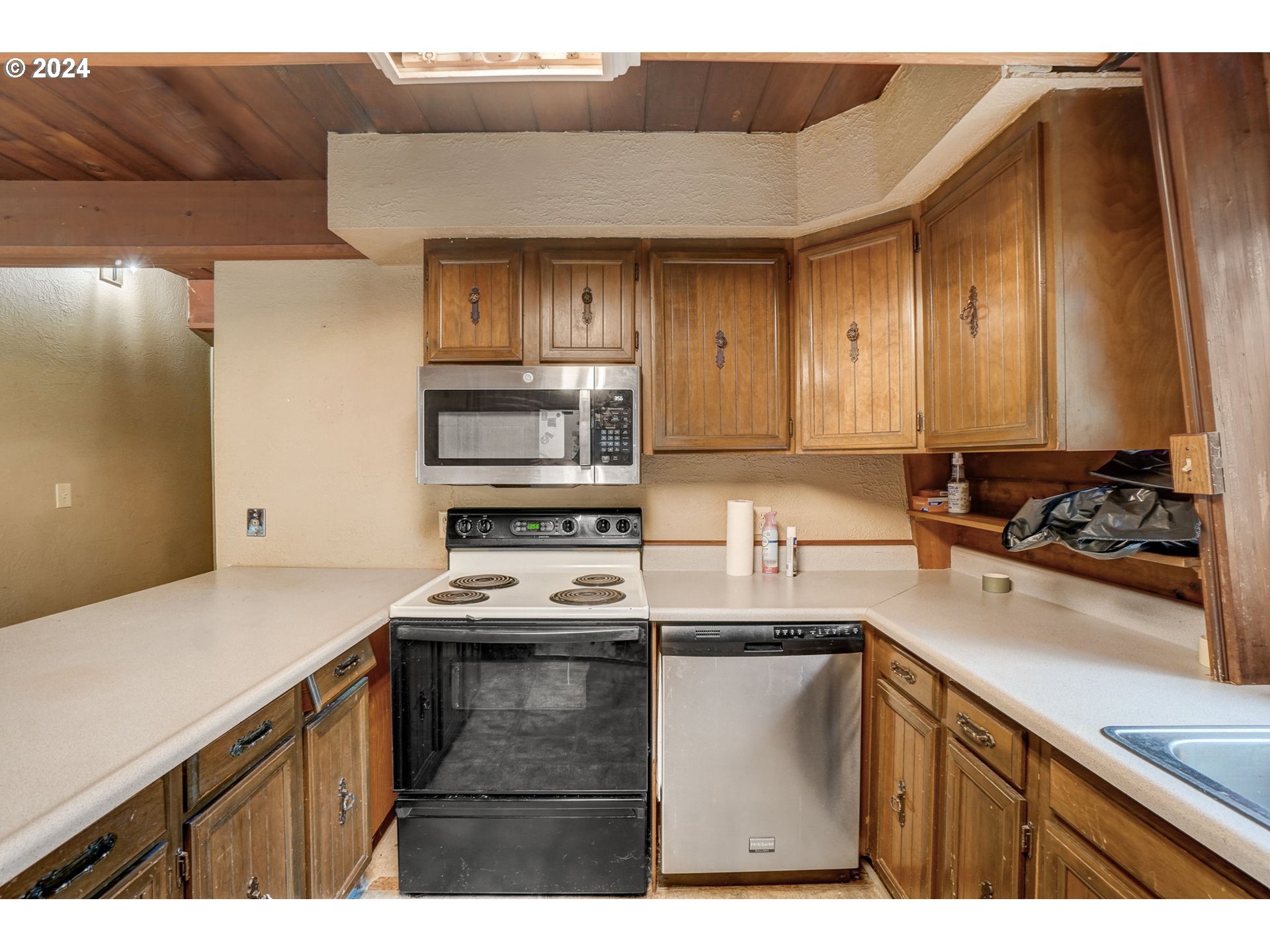 2162 East Loop Road Stevenson, WA 98648 - Photo 8 of 48 a kitchen with kitchen island granite countertop a sink cabinets and stainless steel appliances