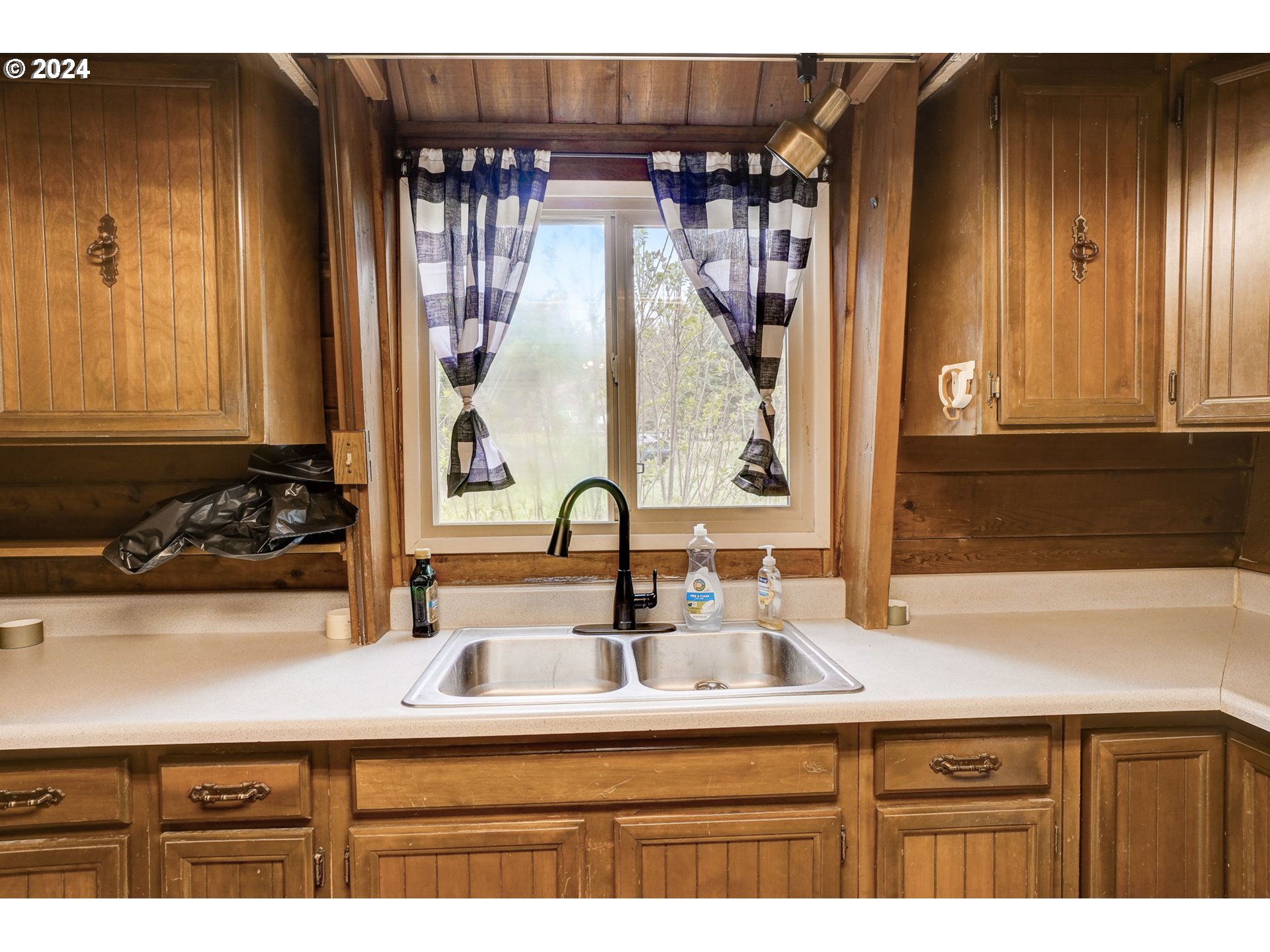 2162 East Loop Road Stevenson, WA 98648 - Photo 9 of 48 a bathroom with a sink and a mirror