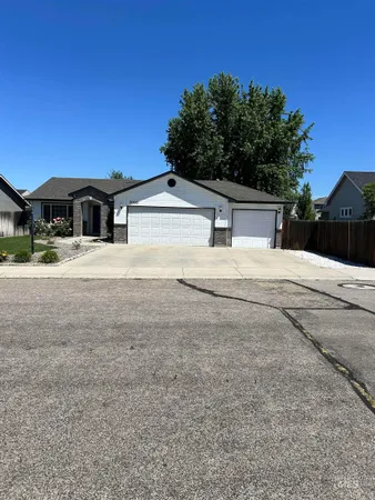 $439,900 | 2000 East Kamay Drive, Meridian, ID 83646