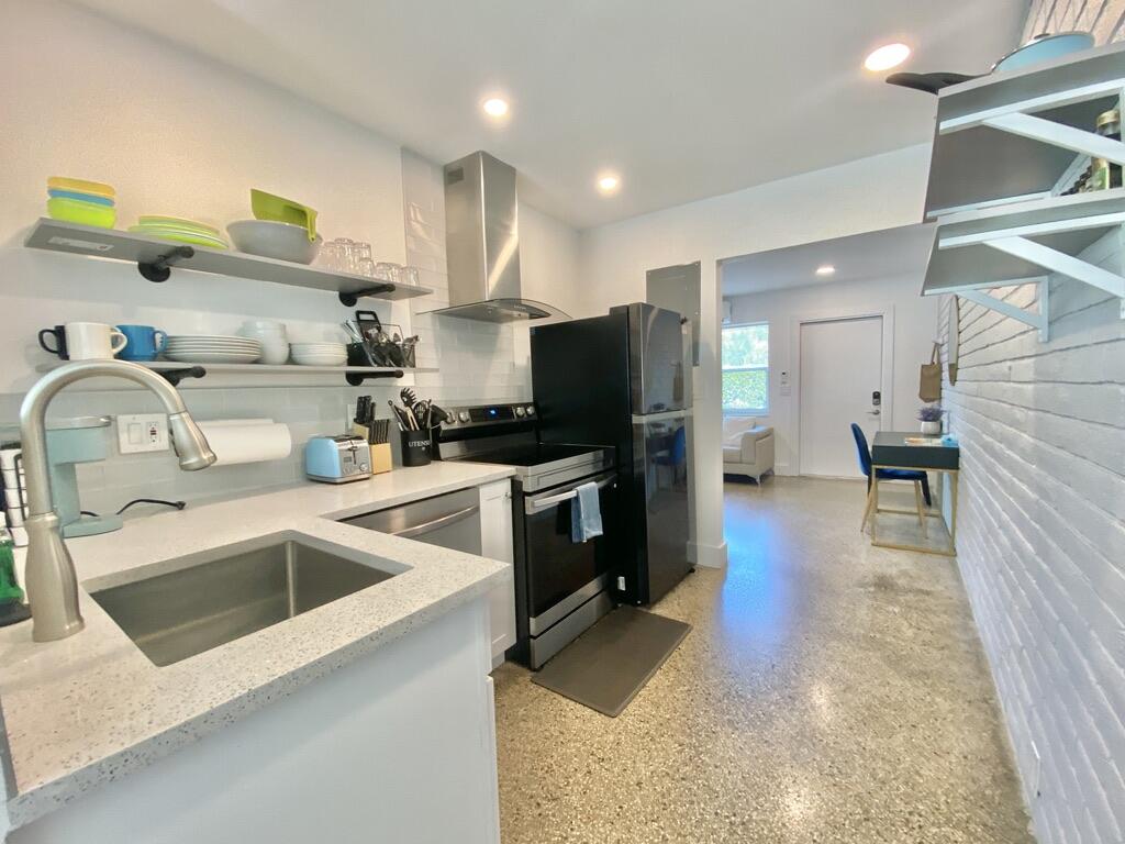 304 Southeast 3rd Street Delray Beach, FL 33483 - Photo 28 of 35 70F6AB06-E6BA-4A3C-9A25-D49A9905A2B7_1_1