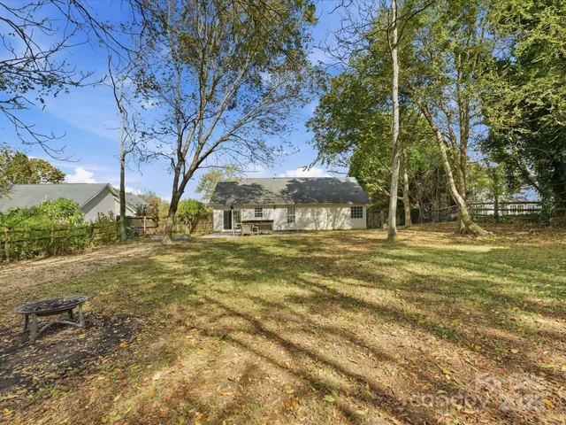 a view of yard with tree