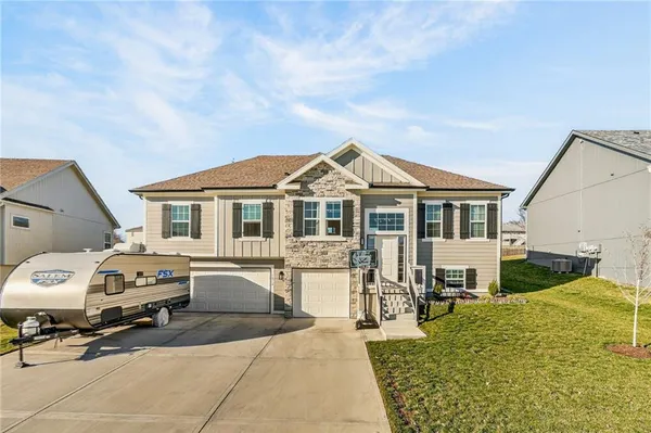 $439,900 | 1012 Poplar Lane, Liberty, MO 64068