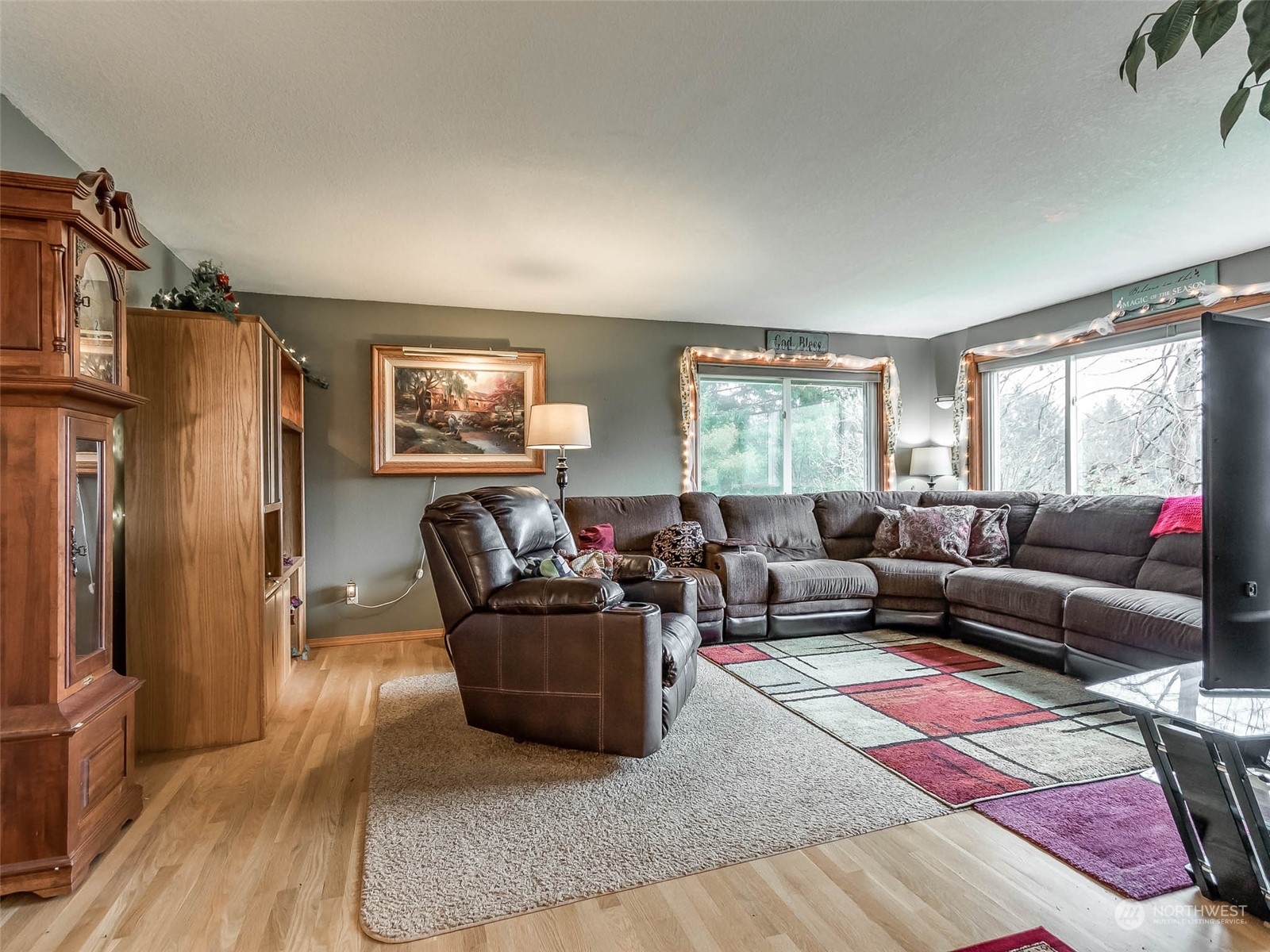 6 White Road Raymond, WA 98577 - Photo 15 of 40 a living room with furniture and a window
