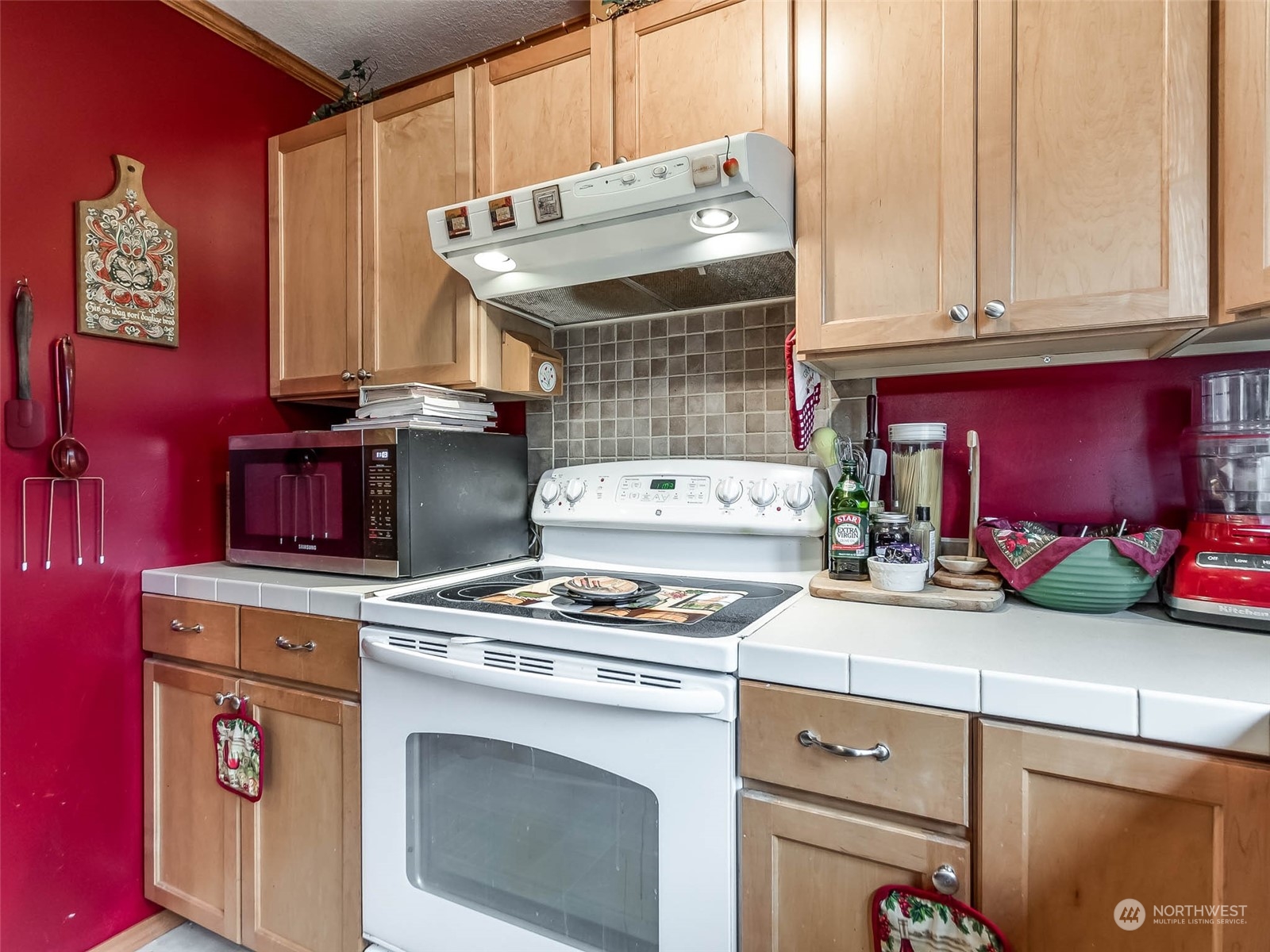 6 White Road Raymond, WA 98577 - Photo 18 of 40 a kitchen with granite countertop a stove and a white cabinets